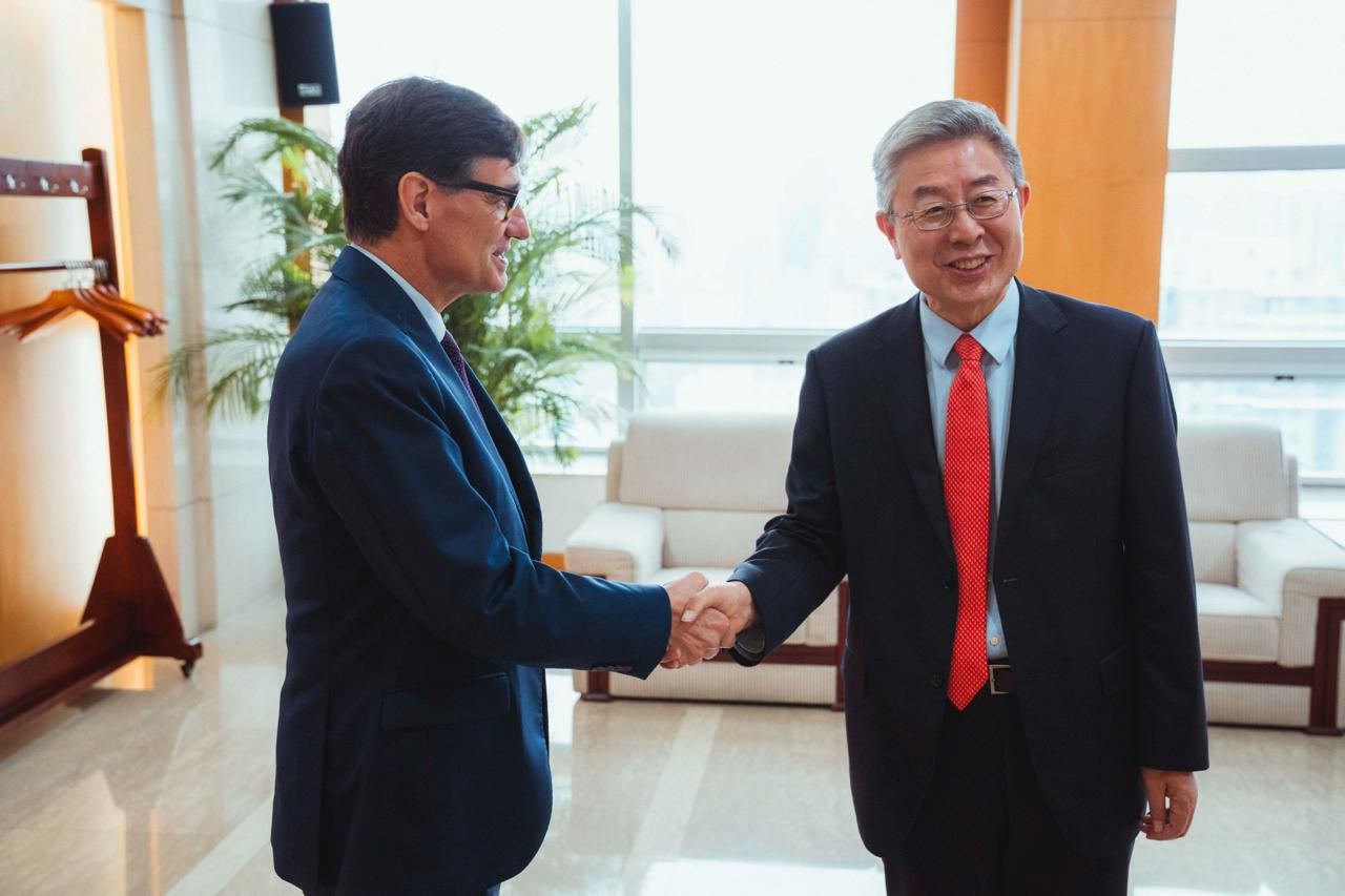 Salvador Illa visita China y se reúne con Huawei en medio del malestar internacional por la posible brecha de seguridad