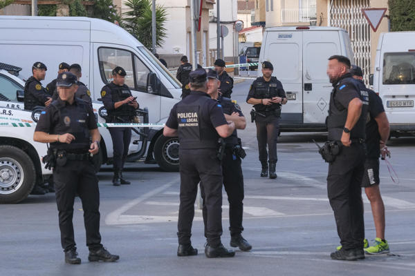 La Guardia Civil de Murcia y la policía local montan guardia en el acceso al barrio de San Antonio, en Torre Pacheco. EFE/ Pablo Miranzo
