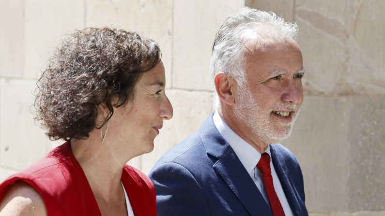 La consejera de Economía, Alicia Romero (i), junto al ministro de Política Territorial y Memoria Democrática, Ángel Víctor Torres, a su llegada a la reunión de la Comisión Bilateral entre el Ejecutivo central y el Gobierno de Cataluña que ha acordado la financiación singular de Cataluña. EFE/Andreu Dalmau