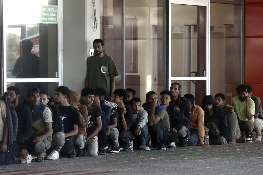 Grecia impedirá a quien llegue ilegalmente desde África presentar solicitudes de asilo y los expulsará