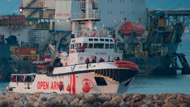 El barco de la ONG española Proactiva Open Arms llegó al puerto de Algeciras, en Campamento, cerca de San Roque, con 311 migrantes a bordo, el 28 de diciembre de 2018. (Foto de JORGE GUERRERO / AFP) (Crédito de la foto: JORGE GUERRERO/AFP vía Getty Images)