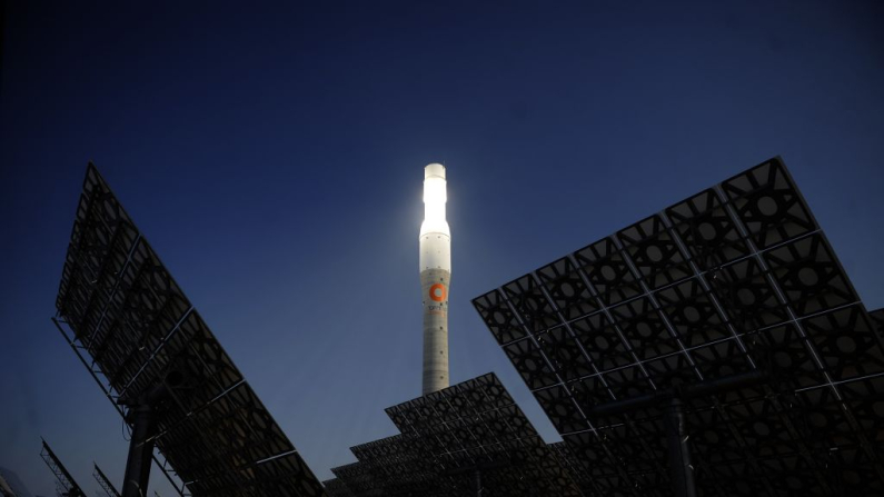 Vista de la planta termosolar Gemasolar de Torresol Energy en Fuentes de Andalucía, cerca de Sevilla, sur de España, tomada el 4 de octubre de 2011. (Foto de CRISTINA QUICLER/AFP vía Getty Images)
