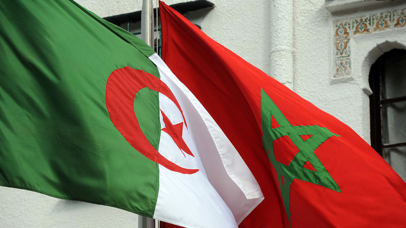 Banderas de Argelia y Marruecos en Argel en 2012. AFP PHOTO / FAROUK BATICHE/AFP via Getty Images)