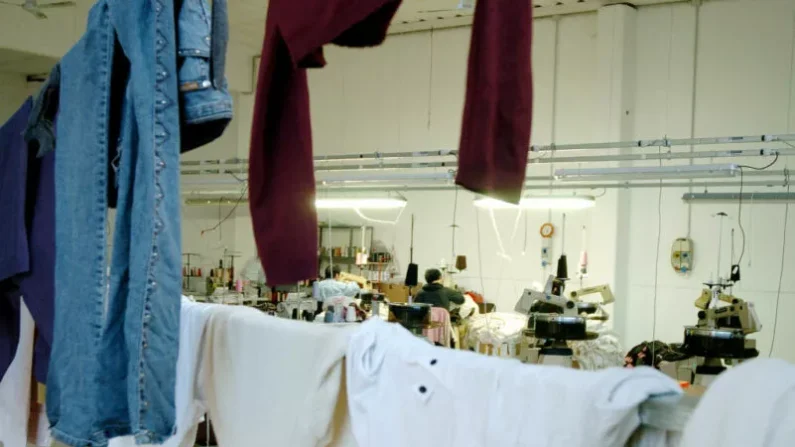 Trabajadores chinos en una fábrica textil del norte de Italia, en Carpi. Foto: PACO SERINELLI/AFP vía Getty Images