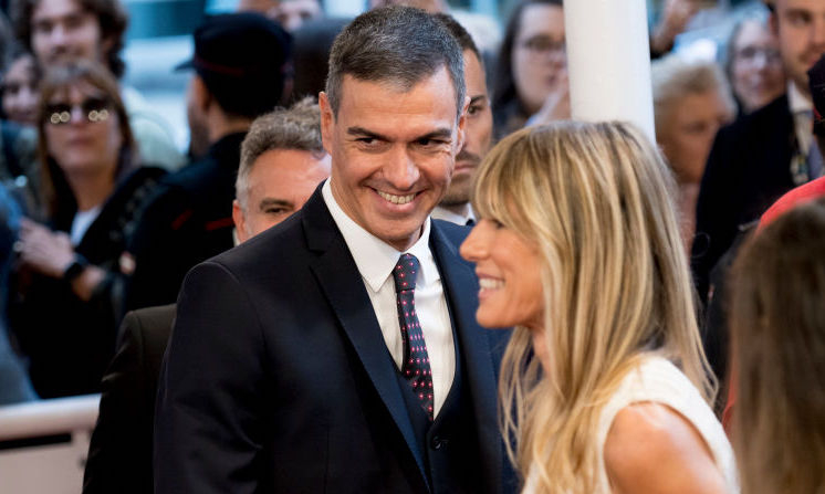 SAN SEBASTIÁN, ESPAÑA - 26 DE SEPTIEMBRE: Begoña Gómez y Pedro Sánchez asisten al estreno de «La Habitación De Al Lado / The Room Next Door» durante el 72.º Festival de Cine de San Sebastián en el Kursaal el 26 de septiembre de 2024 en San Sebastián, España. (Foto de Juan Naharro Giménez/Getty Images)