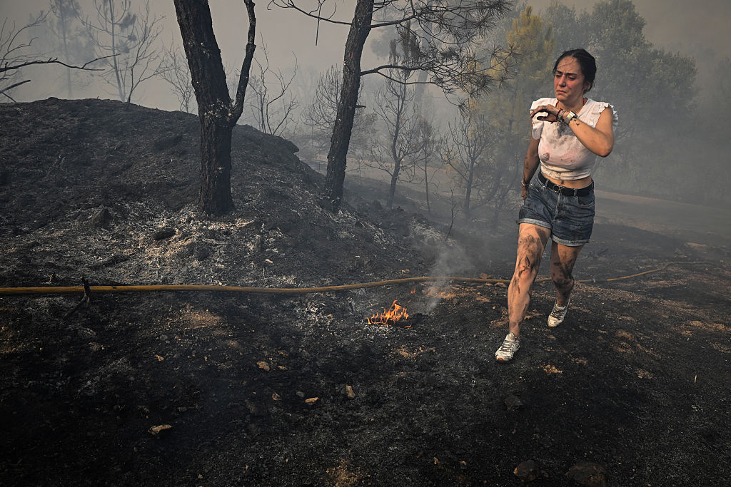 Galicia arde: más de 30 000 hectáreas calcinadas, tres bomberos graves y el AVE paralizado por tercer día