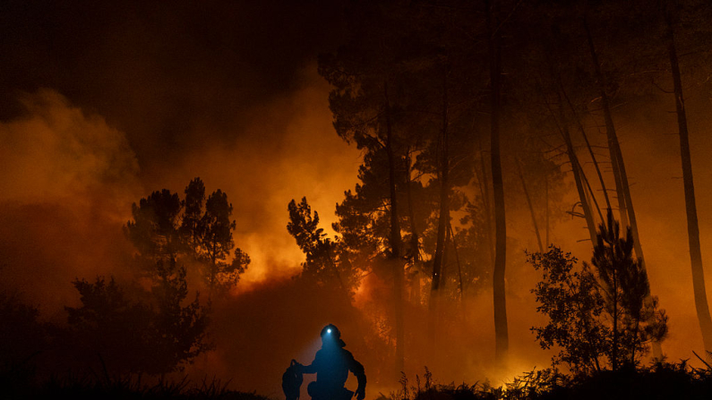Un miembro de la Unidad Militar de Emergencias (UME) trabaja para extinguir un incendio forestal junto a un pueblo el 19 de agosto de 2025 en Pepín, provincia de Ourense, España. (Pablo Blazquez Dominguez/Getty Images)