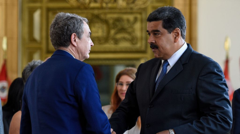 El líder venezolano, Nicolás Maduro (der.), estrecha la mano del expresidente español José Luis Rodríguez Zapatero (izq.) en el palacio presidencial de Miraflores, Caracas, el 18 de mayo de 2018. (FEDERICO PARRA/AFP vía Getty Images)