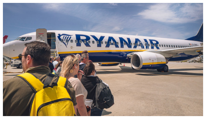 Personas esperan para embarcar en un avión de Ryanair con destino a Carcasona, Francia, en la pista del aeropuerto de Oporto, Portugal, el 26 de mayo de 2024. (Idriss Bigou-Gilles / Hans Lucas/AFP vía Getty Images)