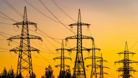 Más de 500 estudios chinos detallan cómo derribar redes eléctricas en Europa y EE. UU.