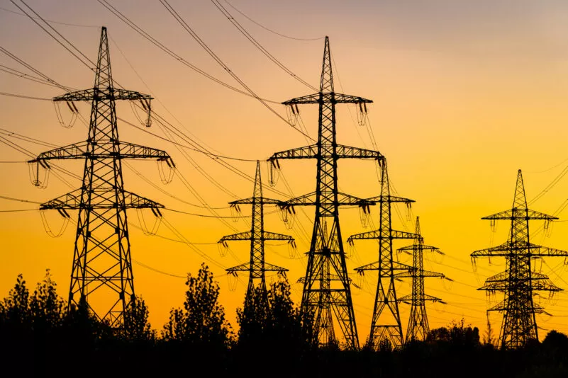 Más de 500 estudios chinos detallan cómo derribar redes eléctricas en Europa y EE. UU.
