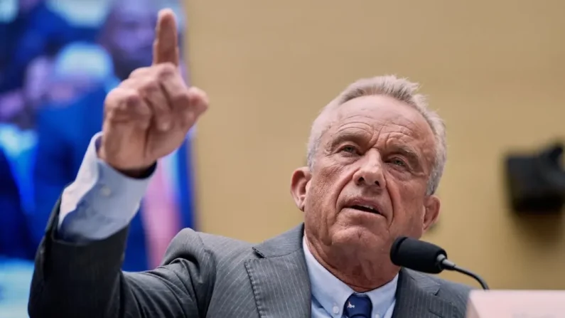 El secretario de Salud y Servicios Humanos, Robert F. Kennedy Jr., testifica ante el Comité de Energía y Comercio de la Cámara de Representantes en Washington, el 24 de junio de 2025. (IFoto AP/Mariam Zuhaib)

