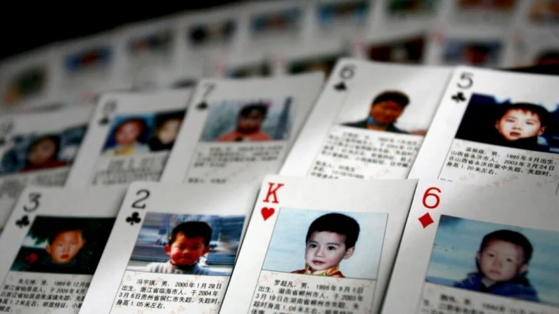 El 31 de marzo de 2007 se exhiben en Pekín naipes con los datos de niños desaparecidos. China Photos/Getty Images
