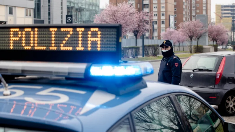 Un agente de la Policía Estatal italiana vigila un puesto de control en Milán. Imagen de archivo (Emanuele Cremaschi/Getty Images)