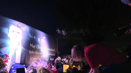 «Un joven maravilloso»: en un monumento improvisado en Phoenix, ciudadanos recuerdan el impacto de Charlie Kirk en sus vidas