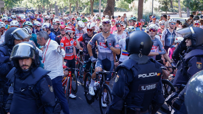 MADRID, 14/09/2025.- El pelotón ciclista tras la finalización de la 80 edición de la Vuelta a España a unos 57 kilómetros de la meta debido a los disturbios que se han producido en varias calles del centro de Madrid.- EFE/Javier Lizón