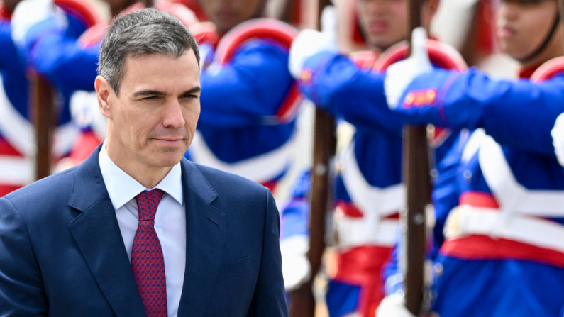 El presidente del Gobierno español, Pedro Sánchez (izq.), pasa revista a la guardia de honor durante su ceremonia de bienvenida en el Palacio de Planalto de Brasilia, el 6 de marzo de 2024. (EVARISTO SA/AFP vía Getty Images)