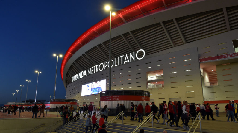 Vista general del exterior del estadio mientras los aficionados se congregan antes del partido de LaLiga Santander entre el Club Atlético de Madrid y la Real Sociedad en el Estadio Wanda Metropolitano el 24 de octubre de 2021 en Madrid, España. (Foto de Denis Doyle/Getty Images)