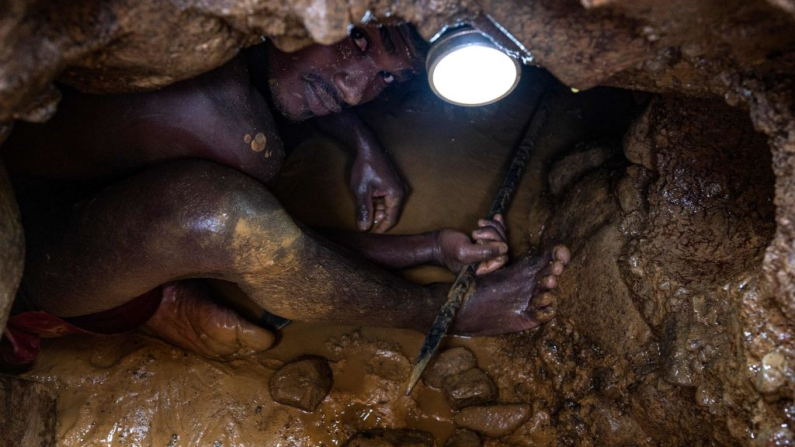 Un minero venezolano trabaja con una barra para extraer oro en una mina a cielo abierto, que luego se venderá en El Callao, estado Bolívar, Venezuela, el 3 de septiembre de 2023. En el pueblo de El Callao, extraer oro del suelo comienza como un juego de niños, pero pronto se convierte en un trabajo de tiempo completo que, según activistas de derechos humanos, constituye explotación infantil. (Foto de Magda Gibelli / AFP) (Foto de MAGDA GIBELLI/AFP vía Getty Images)
