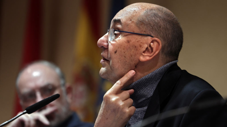 El exlíder del principal partido político catalán y cofundador del partido de Vox, Alejo Vidal-Quadras, muestra el punto de salida de la bala mientras habla sobre el intento de asesinato que sufrió durante su primera rueda de prensa tras el incidente, celebrada en Madrid el 23 de febrero de 2024. (Foto de Thomas COEX / AFP) (Foto de THOMAS COEX/AFP vía Getty Images)