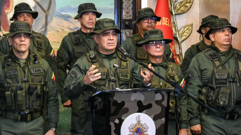 El ministro de Defensa de Venezuela, Vladimir Padrino López (2.º por la izq.), habla durante una conferencia de prensa en Caracas el 30 de julio de 2024, donde anunció que el presidente Nicolás Maduro contaba con la «absoluta lealtad y el apoyo incondicional» de las Fuerzas Armadas en medio de las protestas por el presunto fraude electoral en las elecciones. (Foto de STRINGER/AFP via Getty Images)