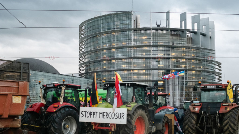 Tractores agrícolas frente al Parlamento Europeo en Estrasburgo con un cartel que dice "Stop Mercosur" en alemán. Estrasburgo, Francia, jueves 19 de diciembre de 2024. (TOBIAS CANALES/Hans Lucas/AFP vía Getty Images)