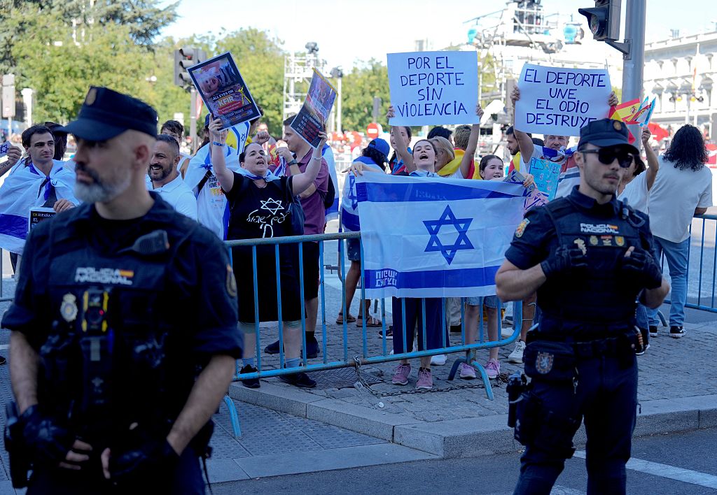 Crisis tras La Vuelta: Judíos españoles rechazan la violencia mientras Israel acusa a Sánchez de «alentar» y de «comunista y antisemita»