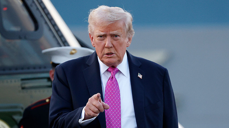 El presidente de Estados Unidos, Donald Trump, camina hacia el Air Force One en el Aeropuerto de Morristown el 14 de septiembre de 2025 en Morristown, Nueva Jersey. (Foto de Kevin Dietsch/Getty Images)
