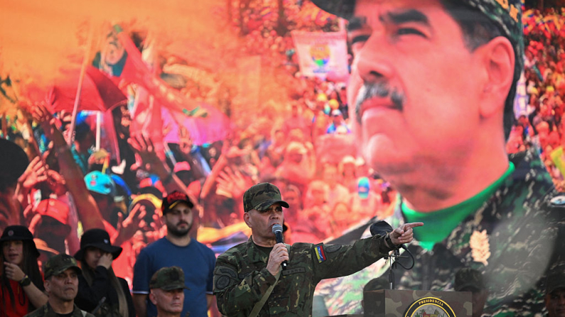 El ministro de Defensa de Venezuela, Vladimir Padrino López, habla durante un despliegue militar en apoyo a Nicolás Maduro en la avenida Bolívar de Caracas el 23 de septiembre de 2025. Maduro anunció que considera declarar un estado de conmoción externa para hacer frente a la presión de Estados Unidos. (Foto de Federico PARRA / AFP) (Foto de FEDERICO PARRA/AFP vía Getty Images)