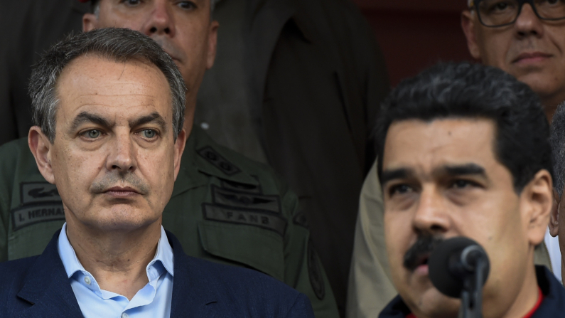 El presidente venezolano Nicolás Maduro (derecha) habla junto al expresidente del Gobierno español José Luis Rodríguez Zapatero (izquierda) al término de una reunión en el Palacio Presidencial de Caracas el 21 de julio de 2016. / AFP / JUAN BARRETO (El crédito de la foto debe leer JUAN BARRETO/AFP vía Getty Images)