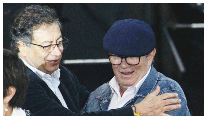 El presidente de Colombia, Gustavo Petro (izq.), saluda al ex comandante en jefe de las FARC, Rodrigo Londoño, también conocido como Timoshenko, en la Plaza Bolívar de Bogotá el 21 de noviembre de 2024. (Andrea Ariza/AFP vía Getty Images)