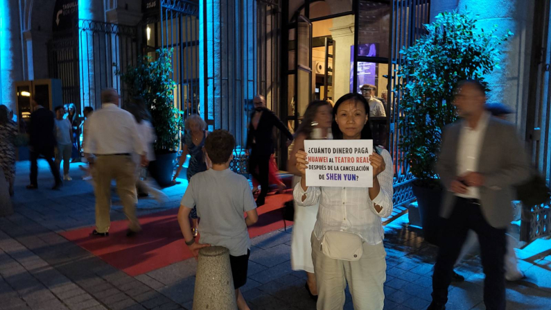 Manifestantes protestan frente al Teatro Real de Madrid el 19 de septiembre de 2025 por la cancelación del programa de la célebre compañía de danza clásica china Shen Yun, con sede en New York, a pocas semanas del espectáculo en enero de 2019. Shen Yun cada año hace una gira mundial por los principales teatros del mundo reviviendo 5 000 años de cultura china a través de las artes escénicas (Foto: Cortesía afectados cancelación de Shen Yun)