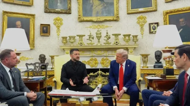 El presidente de Estados Unidos, Donald Trump, se reúne con Volodymyr Zelensky (izq.), presidente de Ucrania, en el Despacho Oval de la Casa Blanca.

Foto: vía dpa: "Trump llama a Putin y se reúne con Zelensky".