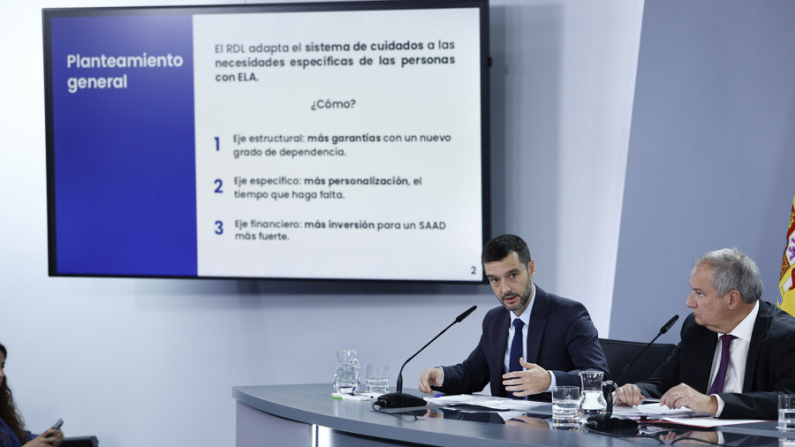 El ministro de Derechos Sociales, Consumo y Agenda 2030, Pablo Bustinduy (i), y el ministro de Industria y Turismo, Jordi Hereu (d), durante la rueda de prensa tras el Consejo de Ministros celebrado este martes en el palacio de la Moncloa, en Madrid. EFE/ Rodrigo Jiménez