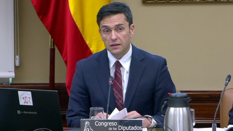 David Alandete, corresponsal del diario ABC en Washington, informa, como experto conocedor de la política norteamericana, de sus investigaciones en relación con las restricciones del Gobierno de Estados Unidos de América al uso de tecnología de la empresa china Huawei en una Comisión Mixta de Seguridad Nacional el 28 de octubre de 2025 en el Congreso de los Diputados. Captura de pantalla.