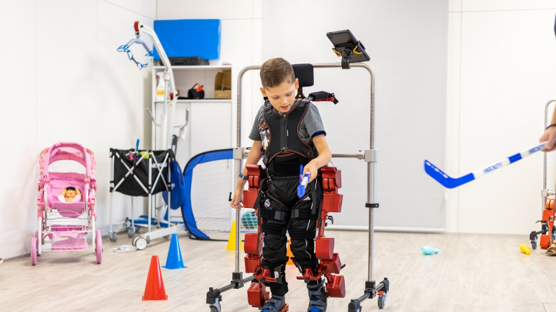 Un niño con parálisis utiliza el modelo de exoesqueleto ATLAS 2030. Cortesía: Marsi Bionics
