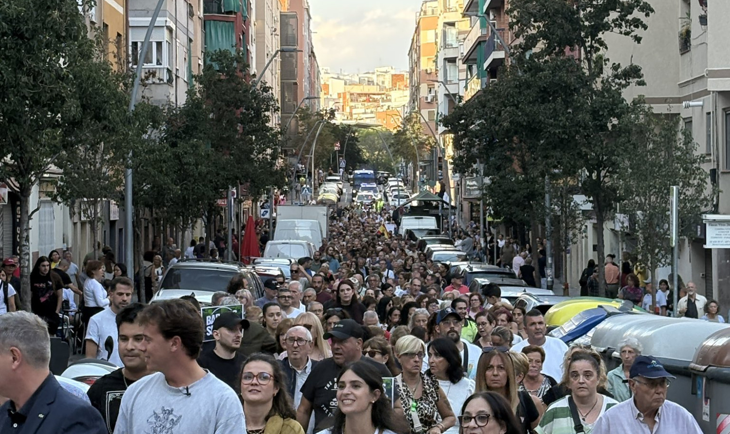 Miles de vecinos de Hospitalet toman las calles para denunciar «delincuencia e incivilidad» en sus barrios