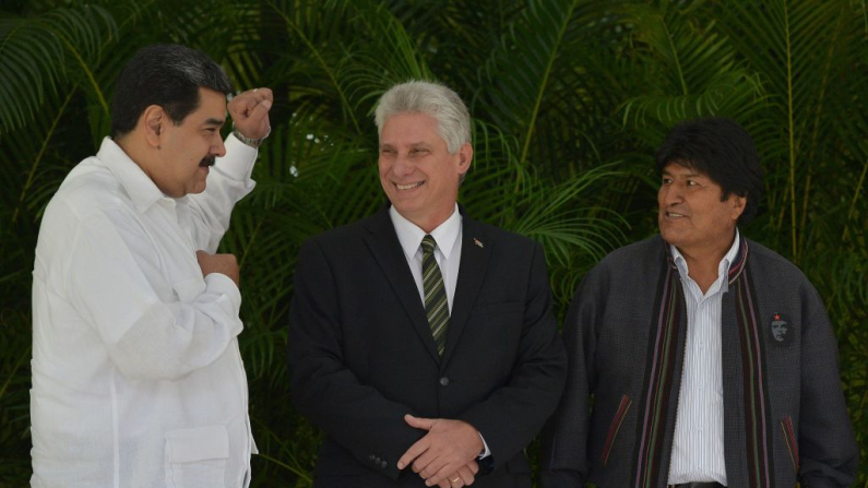 (De izq. a der.) El presidente venezolano, Nicolás Maduro; el presidente cubano, Miguel Díaz-Canel; y el entonces presidente boliviano, Evo Morales, conversan mientras posan para la foto oficial de la XVI Cumbre de la Alianza Bolivariana para los Pueblos de Nuestra América (ALBA) en La Habana, el 14 de diciembre de 2018. (Foto de Yamil LAGE / AFP) (Crédito de la foto: YAMIL LAGE/AFP vía Getty Images)