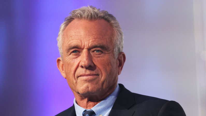 NUEVA YORK, NUEVA YORK - 25 DE JULIO: El candidato presidencial demócrata Robert F. Kennedy Jr. escucha mientras es presentado por el rabino Shmuley Boteach durante la serie de candidatos presidenciales de la Red Mundial de Valores en el Glasshouse el 25 de julio de 2023 en la ciudad de Nueva York. Kennedy Jr., que está llevando a cabo una campaña electoral con pocas posibilidades frente al presidente Joe Biden, se unió al rabino Shmuley Boteach para debatir sobre la lucha contra el antisemitismo y la defensa de Israel. Kennedy ha recibido críticas por sus posturas sobre las vacunas, más recientemente por unos comentarios en los que sugería que la enfermedad del coronavirus (COVID-19) podría haber sido «dirigida para atacar a los caucásicos y a los negros», mientras que habría perdonado a los judíos y a los chinos. Ha negado las acusaciones de racismo y antisemitismo. (Foto de Michael M. Santiago/Getty Images).