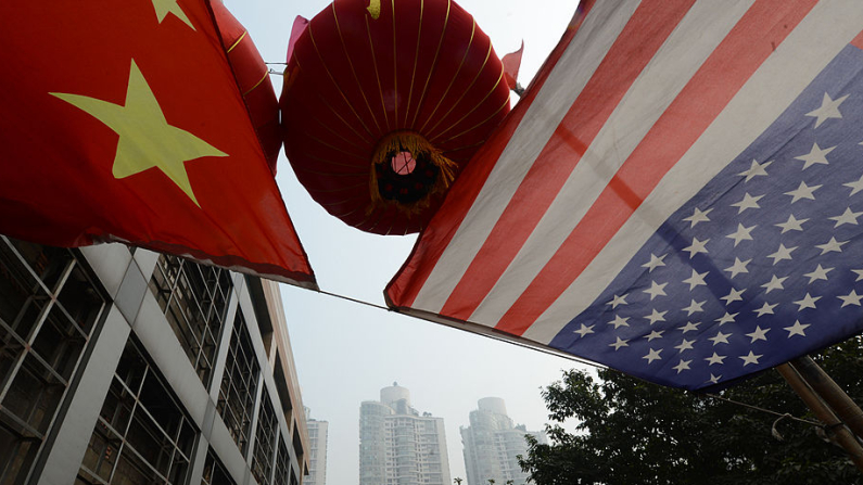 Esta foto, tomada el 3 de febrero de 2013, muestra las banderas de Estados Unidos y China ondeando frente a un edificio de oficinas en el centro de Chongqing. MARK RALSTON/AFP via Getty Images)