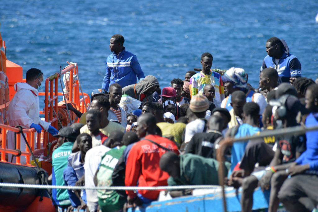 El descenso fantasma de la inmigración ilegal: del triunfalismo gubernamental a la propaganda mediática