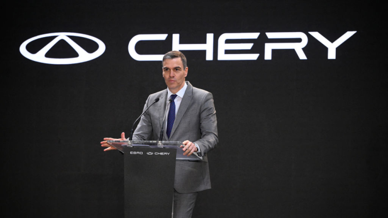 El presidente del Gobierno español, Pedro Sánchez, pronuncia un discurso tras la firma de un acuerdo de empresa conjunta entre Ebro-EV Motors y el fabricante chino de automóviles Chery en la antigua fábrica de Nissan en Barcelona el 19 de abril de 2024. El fabricante chino de automóviles Chery oficializó su llegada a España, donde producirá vehículos eléctricos a finales de 2024. Esta decisión es otro indicio de las ambiciones de Pekín en el mercado europeo, en medio de un conflicto continuo con Bruselas. (Josep Lago / AFP vía Getty Images)