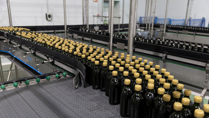 ANTEQUERA, ESPAÑA - 15 DE ABRIL: Botellas de aceite de oliva pasan por la línea de envasado de aceite de oliva en una fábrica de Dcoop el 15 de abril de 2025 en Antequera, España. (Foto de Pablo Blázquez Domínguez/Getty Images)
