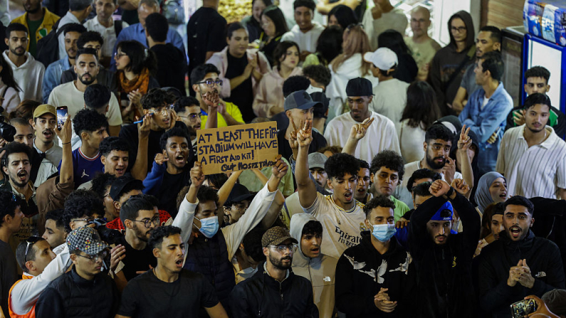 Manifestantes gritan consignas durante una manifestación liderada por jóvenes en una zona de mercado en Rabat el 29 de septiembre de 2025, exigiendo reformas en los sectores de la salud pública y la educación. Decenas de jóvenes fueron detenidos el 29 de septiembre en Marruecos, en el tercer día de protestas que exigían reformas en la educación y la salud pública, según un grupo local de derechos humanos y reporteros de AFP. (Foto de Abdel Majid BZIOUAT / AFP) (Foto de ABDEL MAJID BZIOUAT/AFP vía Getty Images)
