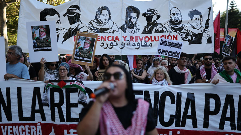 Manifestantes participan en una manifestación en solidaridad con los palestinos de la Franja de Gaza, en Madrid, el 4 de octubre de 2025. (Foto de Thomas COEX / AFP) (Foto de THOMAS COEX/AFP vía Getty Images)
