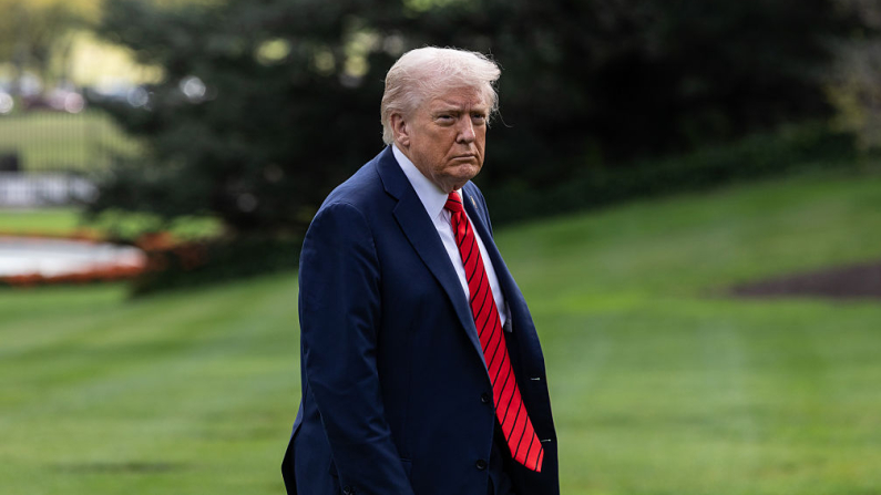 El presidente de Estados Unidos, Donald Trump, regresa a la Casa Blanca tras una visita al Centro Médico Militar Nacional Walter Reed el 10 de octubre de 2025 en Washington, D.C. (Foto de Anna Rose Layden/Getty Images)