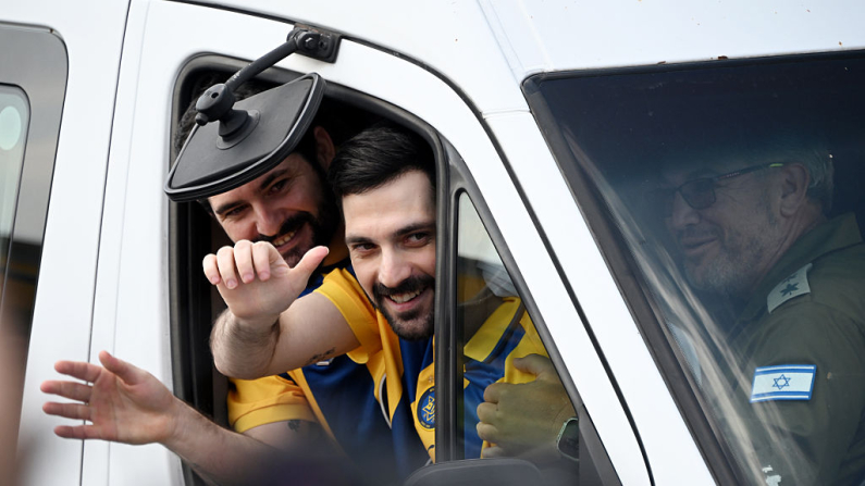 Los rehenes de Gaza, Ziv y Gali Berman, saludan a sus simpatizantes mientras son trasladados en un vehículo tras su llegada al Centro Médico Chaim Sheba en Tel HaShomer el 13 de octubre de 2025 en Ramat Gan, Israel. El acuerdo de alto el fuego entre Israel y Hamás puso fin a los dos años de guerra que siguieron a los ataques del 7 de octubre de 2023. Una condición del acuerdo fue el regreso inmediato de 48 rehenes retenidos en Gaza, de los cuales unos 20 seguían con vida. (Alexi J. Rosenfeld/Getty Images)