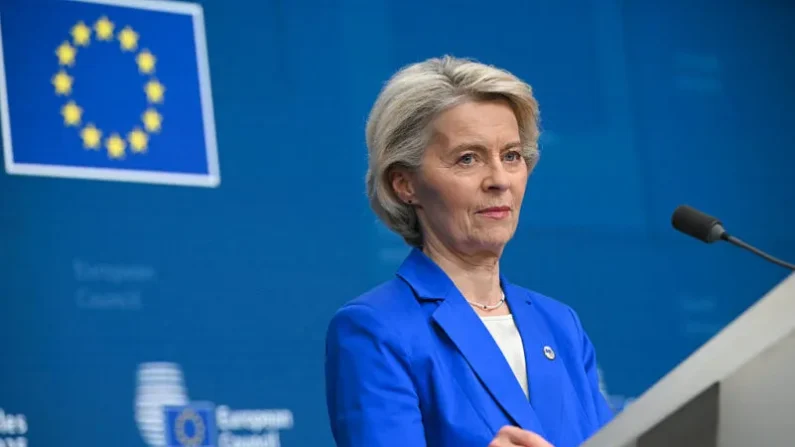 La presidenta de la Comisión Europea, Ursula von der Leyen, habla durante una conferencia de prensa en la reunión del Consejo Europeo del 23 de octubre de 2025.
Foto: Nicolas Tucat/AFP vía Getty Images
