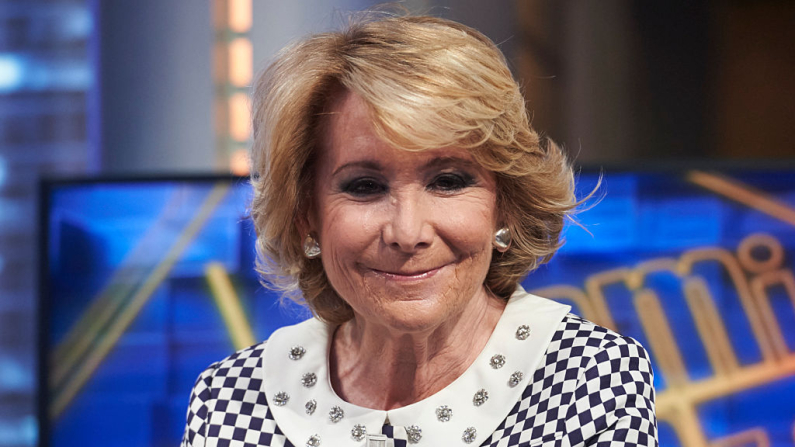 La entonces presidenta del Partido Popular en Madrid, Esperanza Aguirre, asiste al programa de televisión "El Hormiguero" en los Estudios Vértice el 4 de mayo de 2015 en Madrid, España. (Foto de Carlos Álvarez/Getty Images)