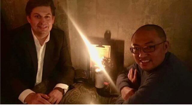 El político del AfD Maximilian Krah (izquierda) junto a su exasesor Guo Jian (derecha). (Maximilian Krah/Facebook)